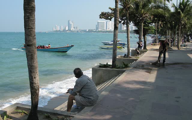Playa de Pattaya con la bahía al fondo