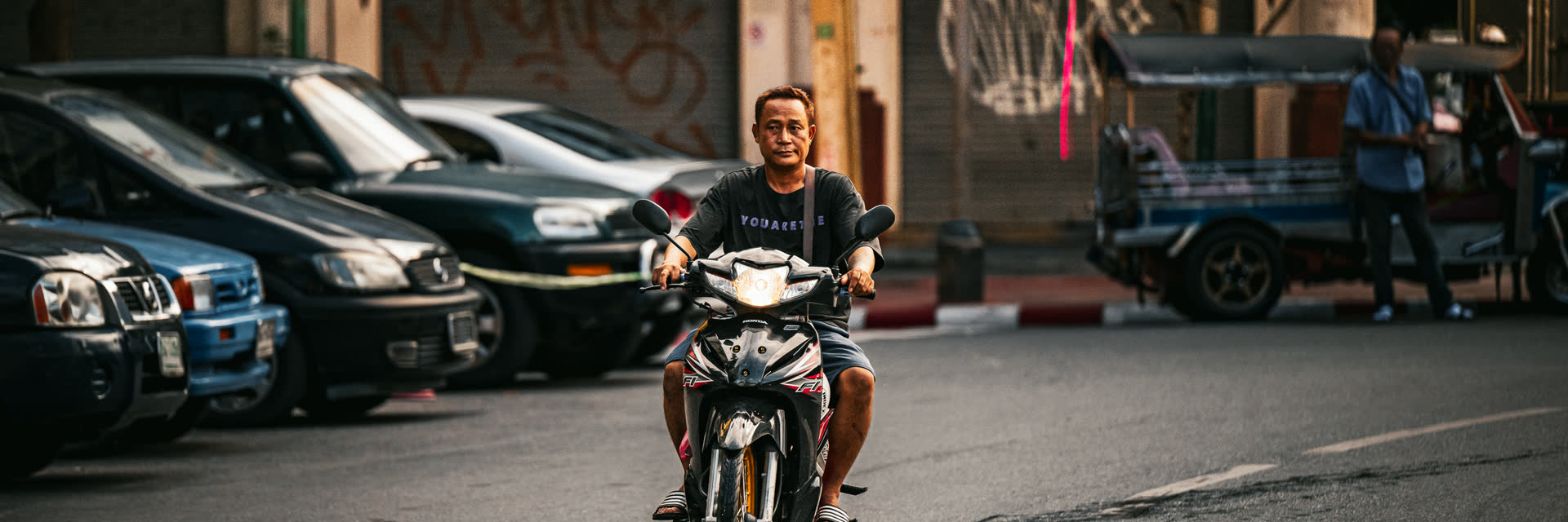Un motorista en una calle de Bangkok