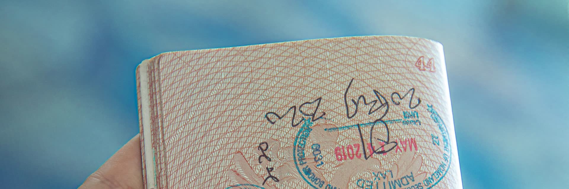 Un pasaporte abierto, con anotaciones tailandesas