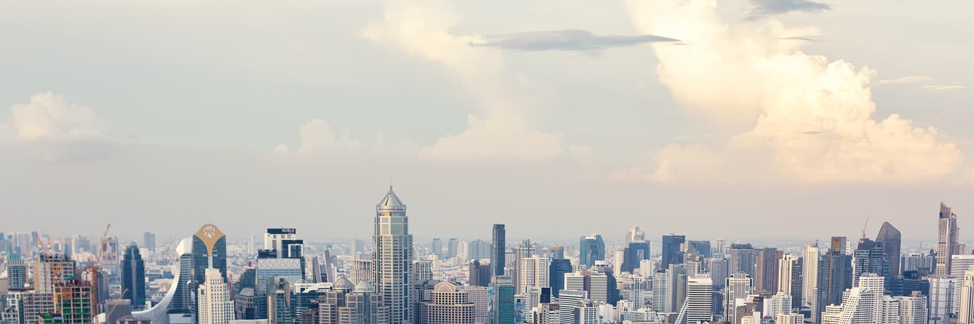 El skyline de Bangkok sobre el parque Lumphini