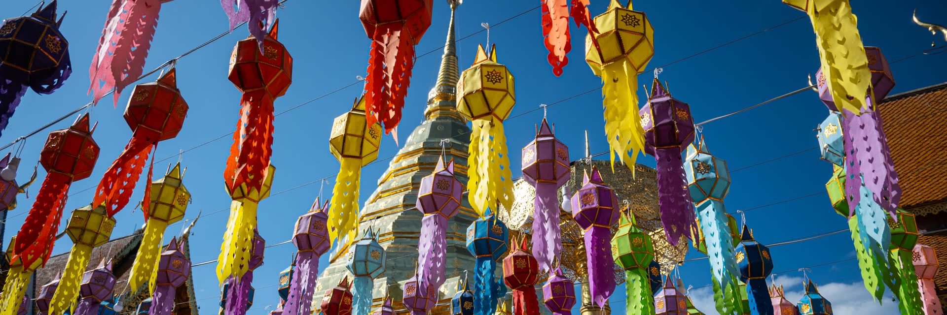 Farolillos de colores en un templo de Chiang Mai