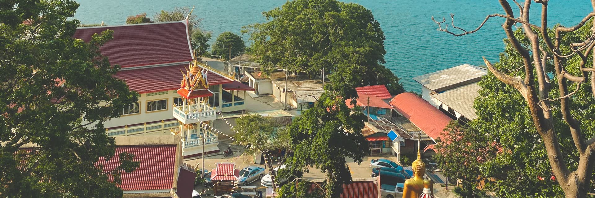 Tejados de templo junto al mar en Hua Hin