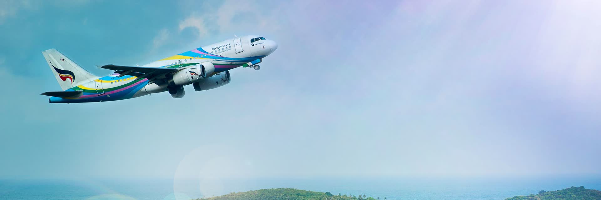 Un avión despegando sobre la bahía de Koh Samui