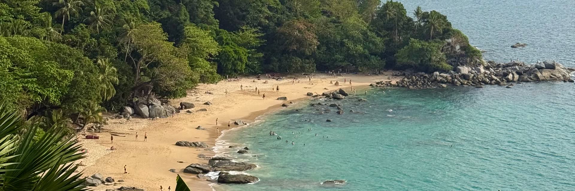 Una cala de arena entre selva en Phuket