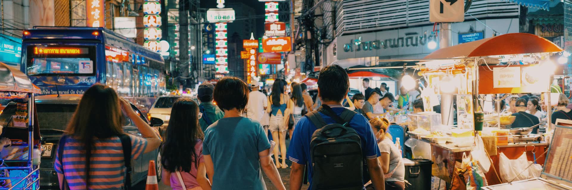 Gente paseando por un mercado nocturno de Bangkok