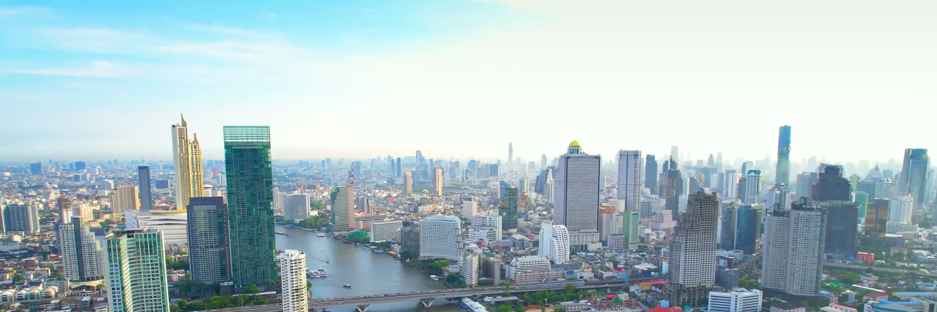 Skyline de Bangkok junto al río